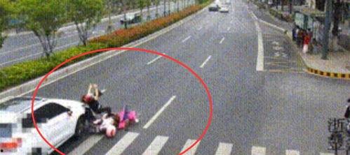 车祸吃瓜群众变被看吃瓜