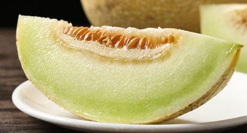 大叔吃蜜瓜雪糕,夏日清凉新体验